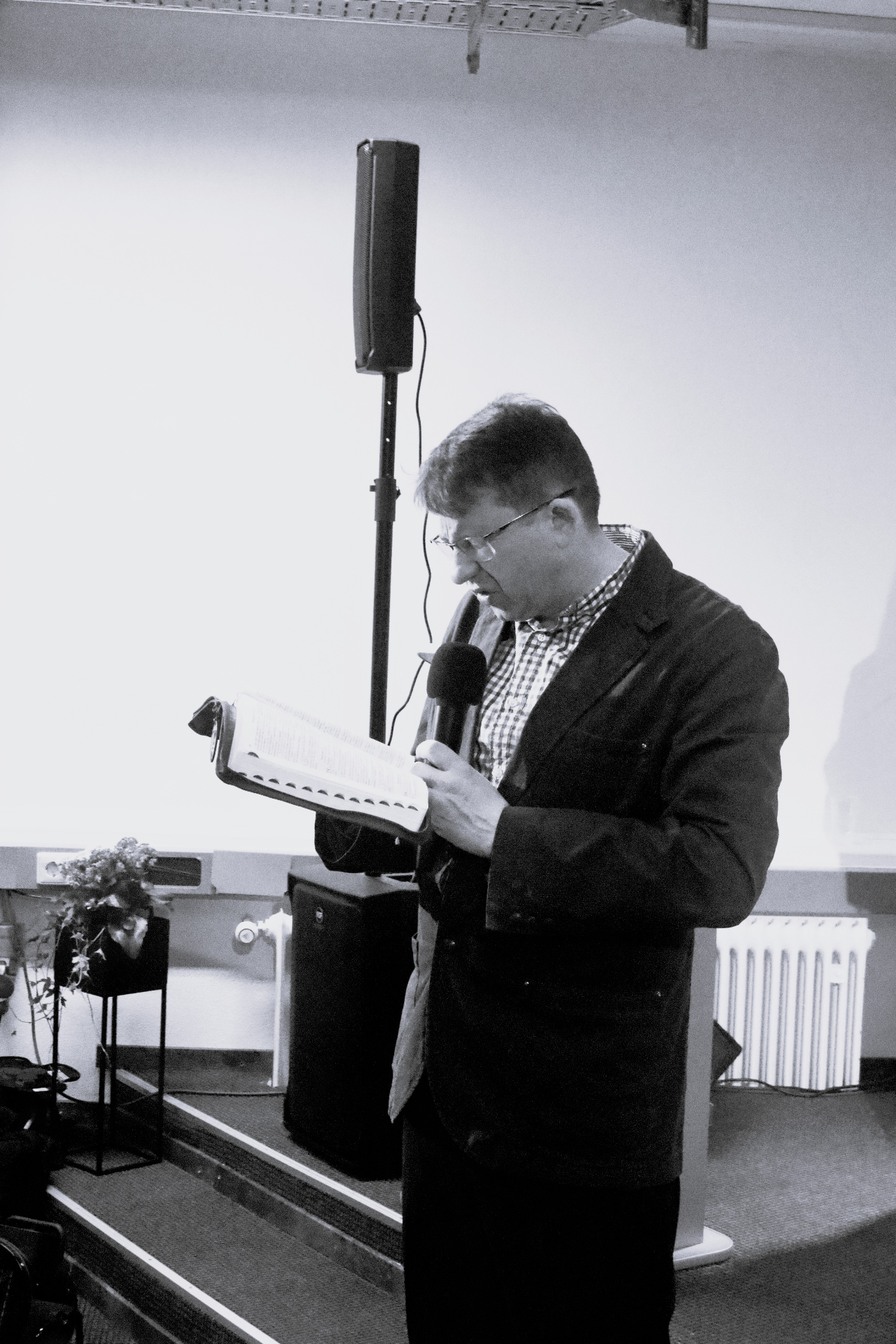 Predigt im Gottesdienst – Mann liest aus der Bibel